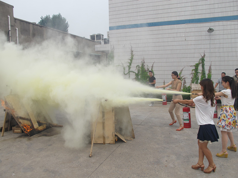 人人參與消防-共創(chuàng)平安和諧-益和熱力公司開展消防、逃生演練